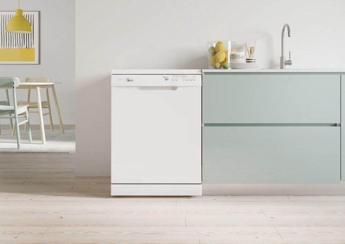 Candy CDPN 1L390SW vrijstaande vaatwasser in moderne keukenopstelling, geïntegreerd tussen lichtgroene onderkasten en minimalistisch interieur
