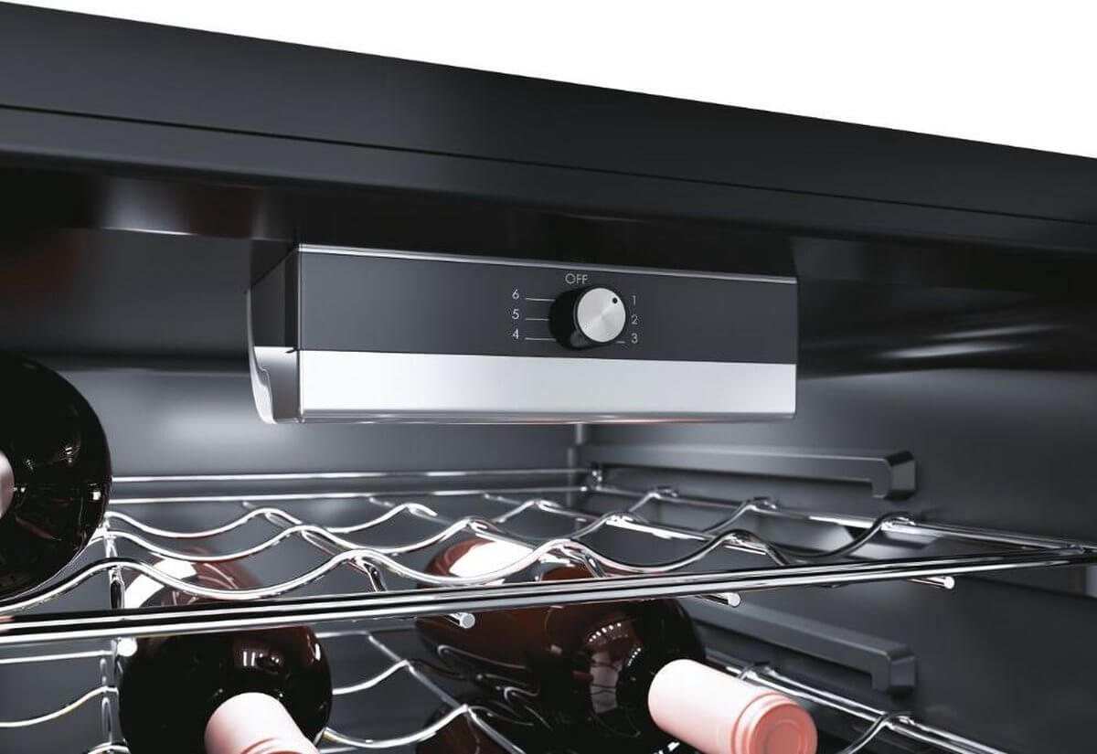 Detailweergave van de temperatuurregelaar in de Candy CWC 021 M/N wijnkoelkast, met flessen op metalen wijnrekken