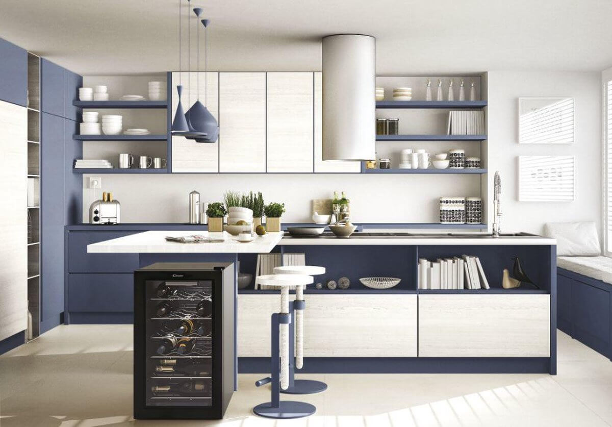 Candy CWC 021 M/N wijnkoelkast geïntegreerd in een moderne blauw-witte keuken met kookeiland en design barkrukken, geschikt voor 21 flessen wijn