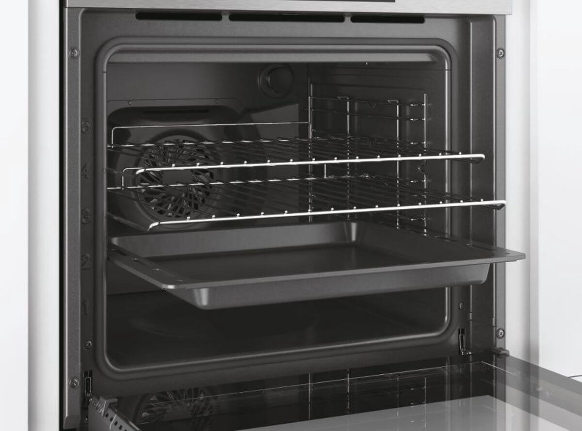 Interieur van de Candy FCTS886X oven met ventilator, bakplaat en ovenroosters.