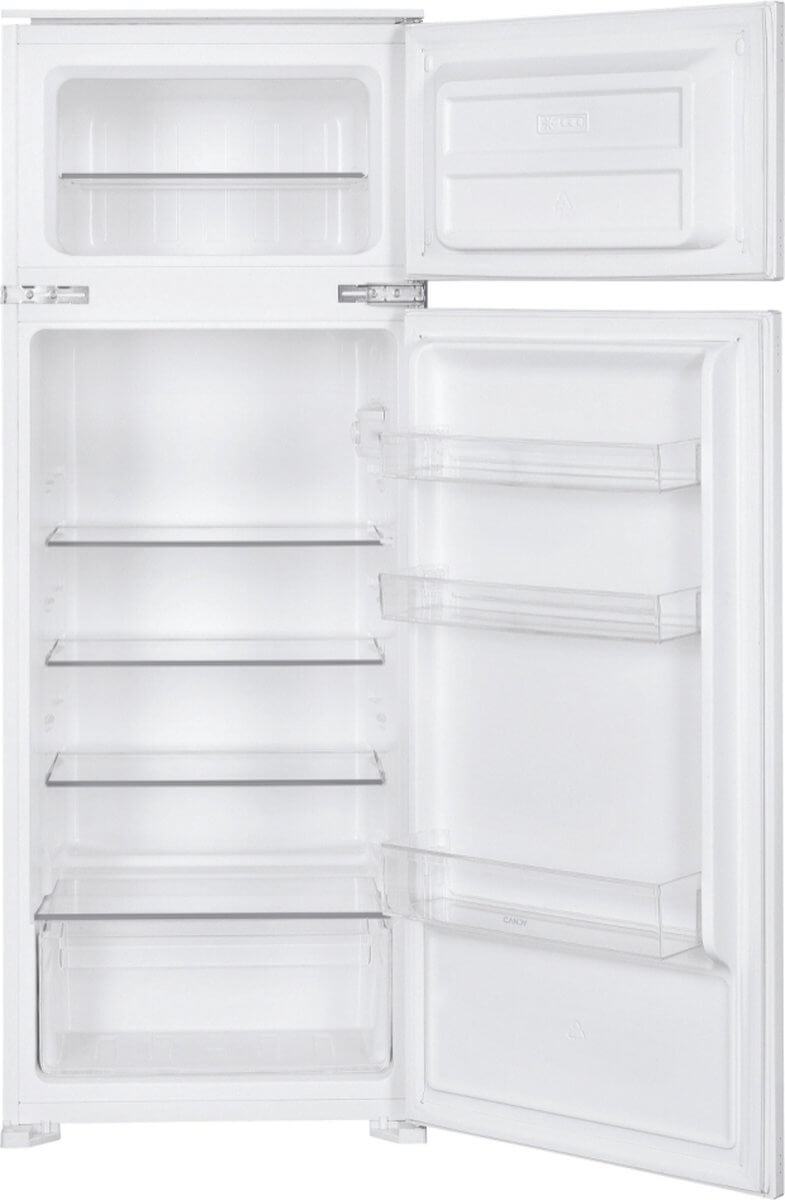 Candy CFBD 2450/5EH met geopende deuren, boven vriezer en onder koelkast met schappen.
