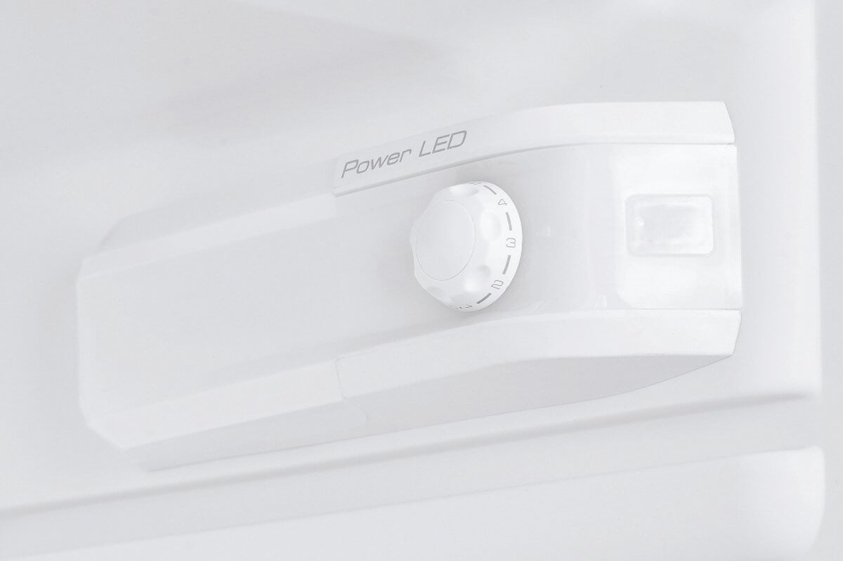 Detail van de LED-verlichting en thermostaatknop in de Candy CFBD 2450/5EH.