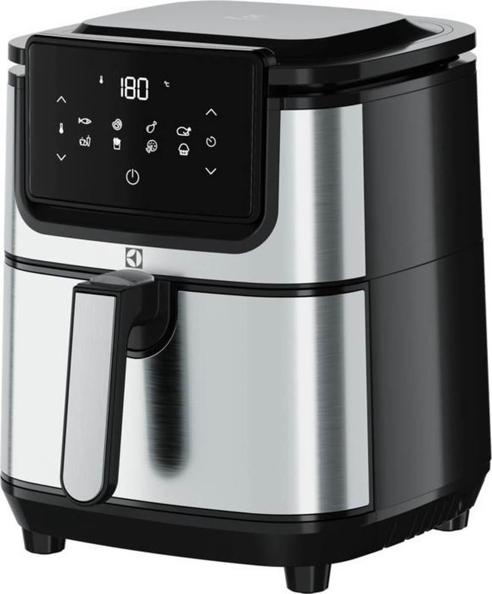 Schuine voorzijde Electrolux E6AF1-4ST airfryer in RVS en zwart met touchscreenbediening.