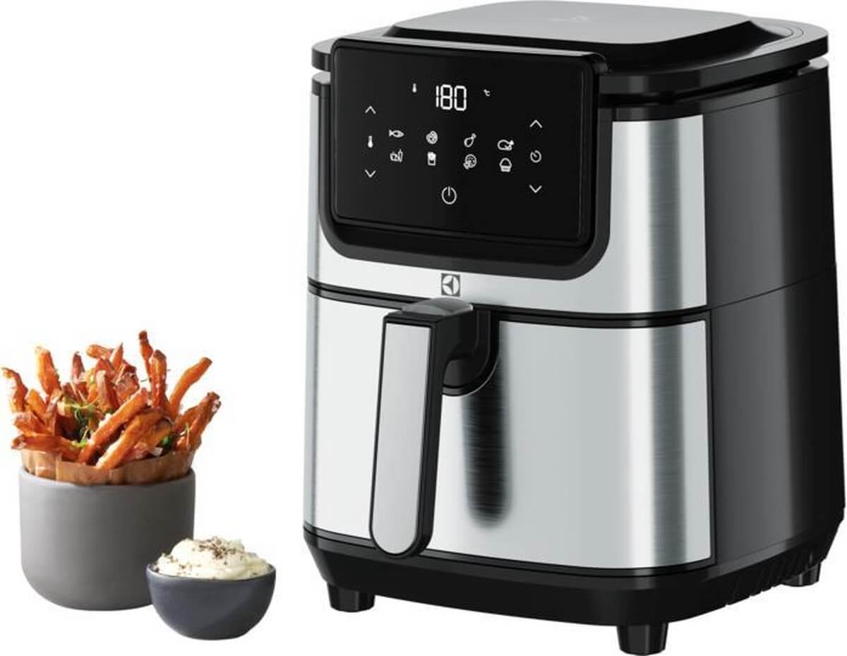 Electrolux E6AF1-4ST airfryer met frieten en dipsaus naast de lade, gepresenteerd op een witte achtergrond.