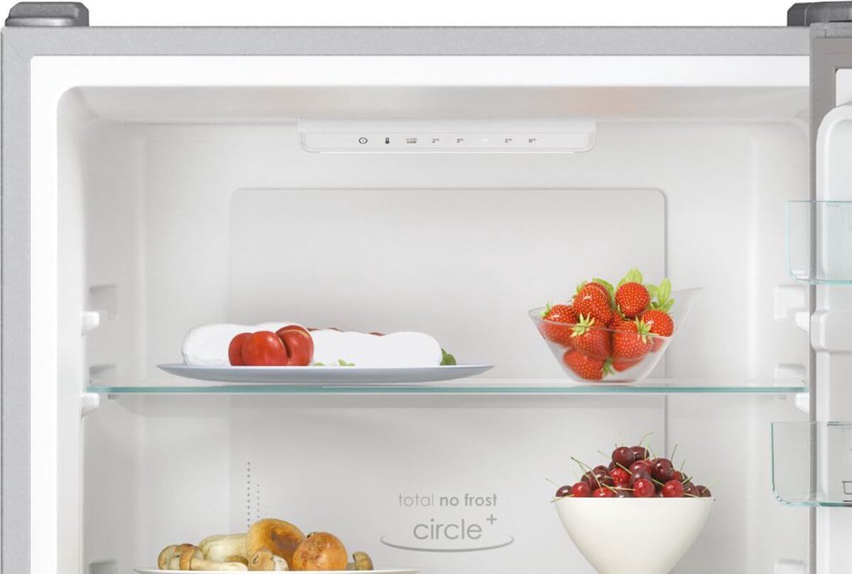 Bovenste koelkastplank met schaal aardbeien en tomaten, Total No Frost Circle+