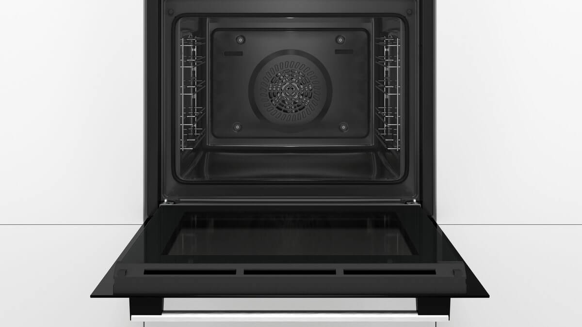 Interieur van de Bosch HRA518BS1 oven – ruime binnenkant met 3D hetelucht en uitneembare bakniveaus