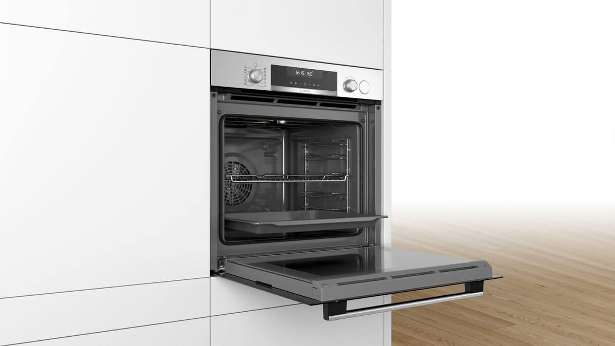 Bosch HRA518BS1 inbouwoven open – zijaanzicht met bakplaat en heteluchtventilator zichtbaar