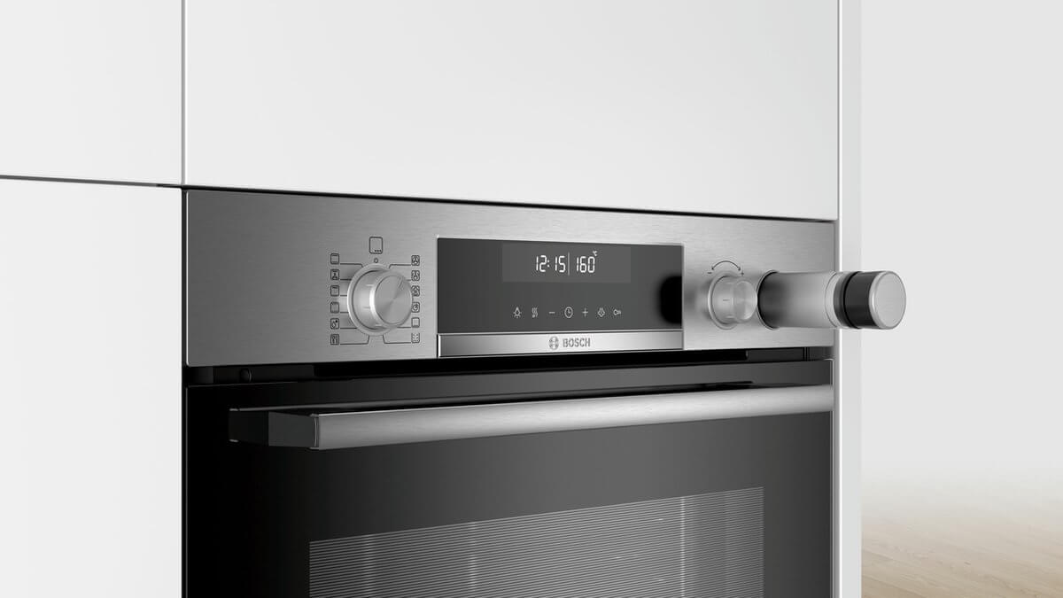Bedieningspaneel van de Bosch HRA518BS1 – overzichtelijk LED-display met draaiknoppen en automatische kookprogramma’s