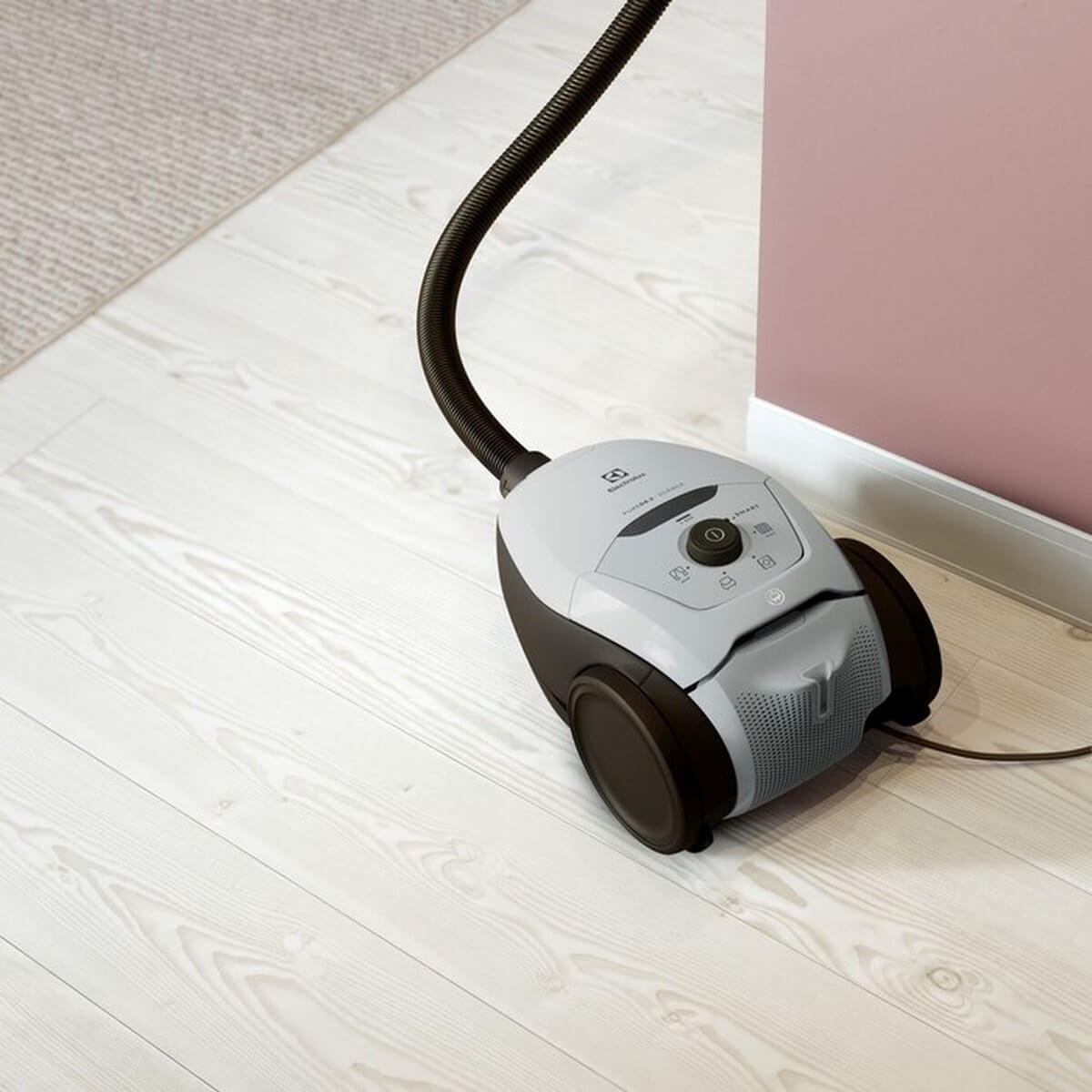 Electrolux PD82-4MG in gebruik op houten vloer – extra stil en vloerbeschermend
