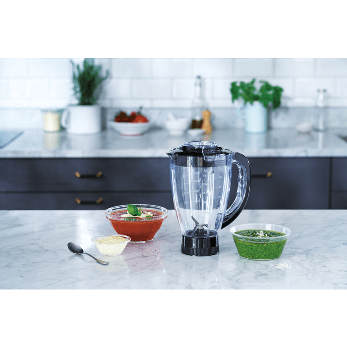 Transparante blenderkan van Electrolux EKM3700 met versbereide sauzen op marmeren werkblad
