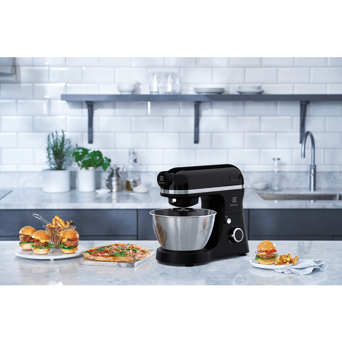 Electrolux EKM3700 in keukenomgeving met zelfgemaakte burgers en pizza op marmeren blad