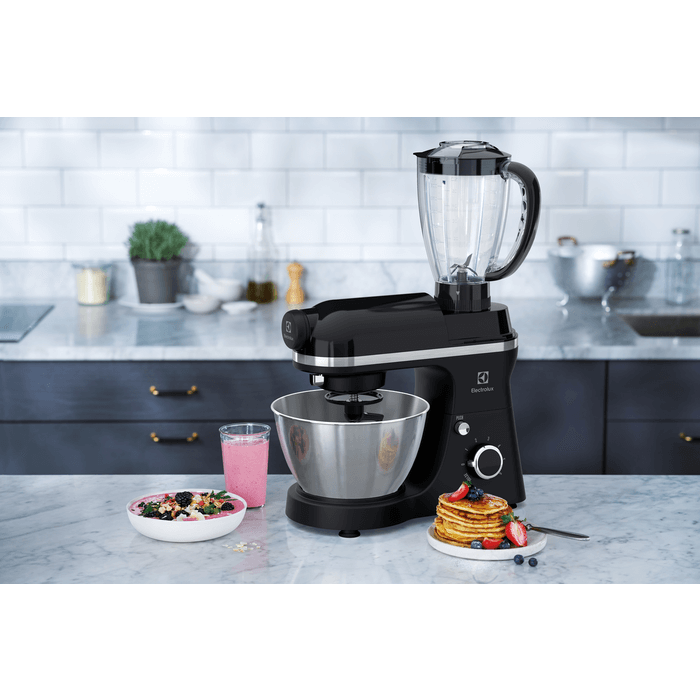 Electrolux EKM3700 met blenderkan, smoothies en pannenkoeken met vers fruit op keukenblad