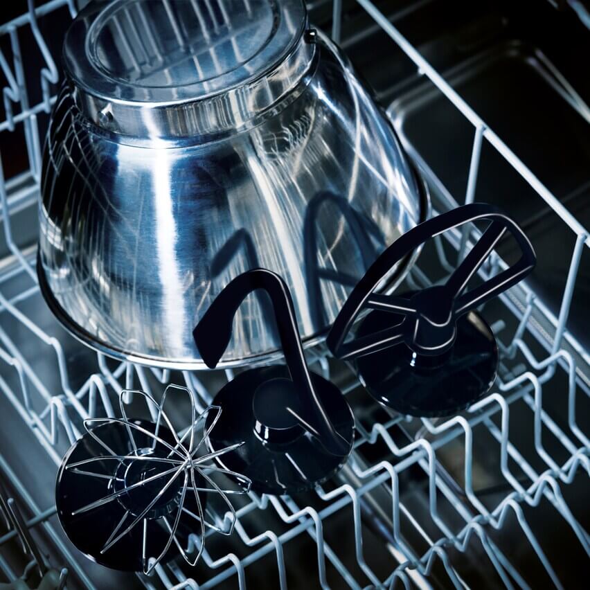 RVS mengkom, garde, deeghaak en menghaak van de Electrolux EKM3700 in vaatwasser geplaatst