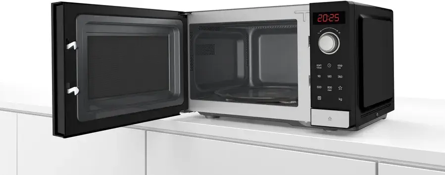 Bosch FFL023MS2 magnetron met geopende deur op een wit keukenblad