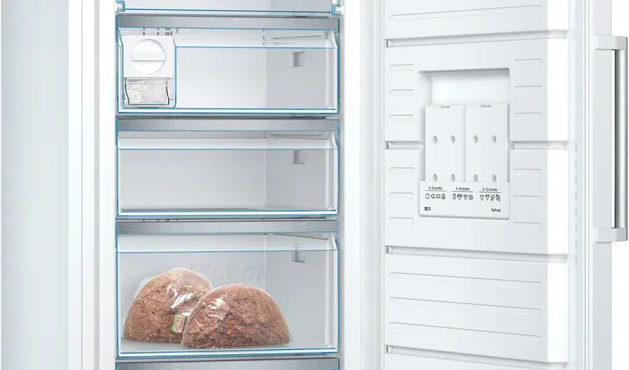 Binnenkant van de Bosch GSN54AWDV NoFrost vriezer met transparante lades, ijsblokjesmaker en overzichtelijk vriesvak met BigBox-lade
