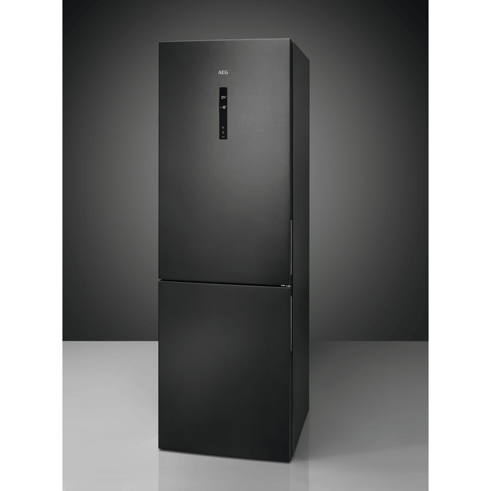 AEG RCB732E7MB koel-vriescombinatie in matzwarte Black Inox uitvoering met minimalistisch frontpaneel