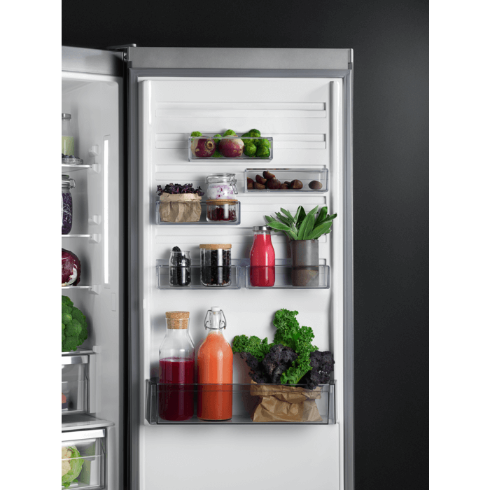 AEG RCB732E7MB koel-vriescombinatie in matzwarte Black Inox uitvoering met minimalistisch frontpaneel
