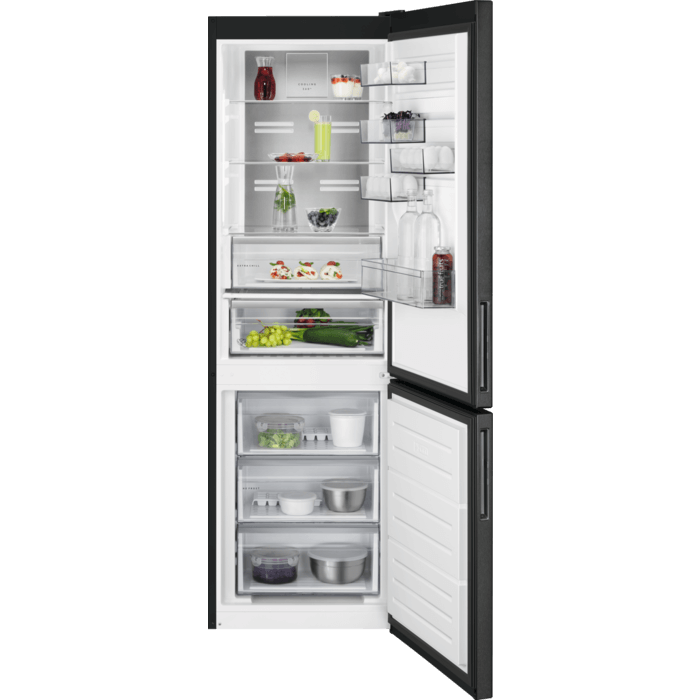 AEG RCB732E7MB koel-vriescombinatie met geopende deuren, ruime indeling met groentelade, deurvakken en transparante vriesladen