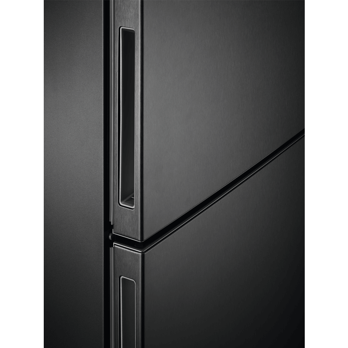 Detailopname van de handgrepen van de AEG RCB732E7MB koel-vriescombinatie in strakke Black Inox afwerking