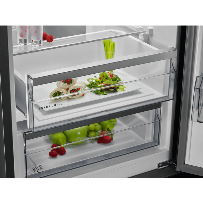 ExtraChill lade in de AEG RCB732E7MB voor optimale bewaring van delicate etenswaren zoals vlees en vis