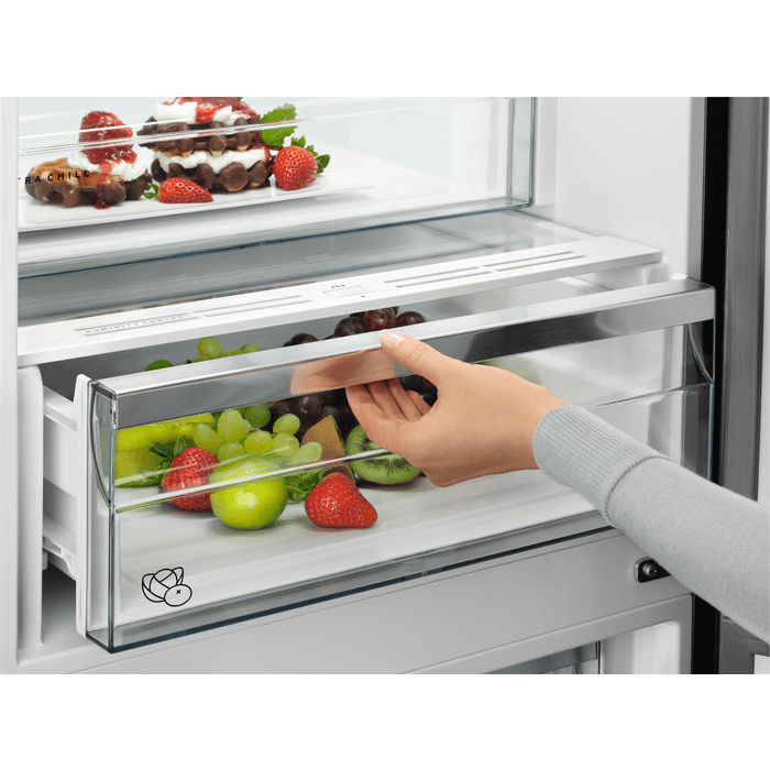 Vershoudlade van de AEG RCB732E7MB gevuld met fruit, met ergonomisch handvat voor soepel openen
