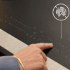Gebruiker activeert de Electrolux EIS87553IZ inductiekookplaat met touch slider bediening