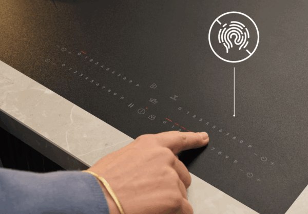 Gebruiker activeert de Electrolux EIS87553IZ inductiekookplaat met touch slider bediening