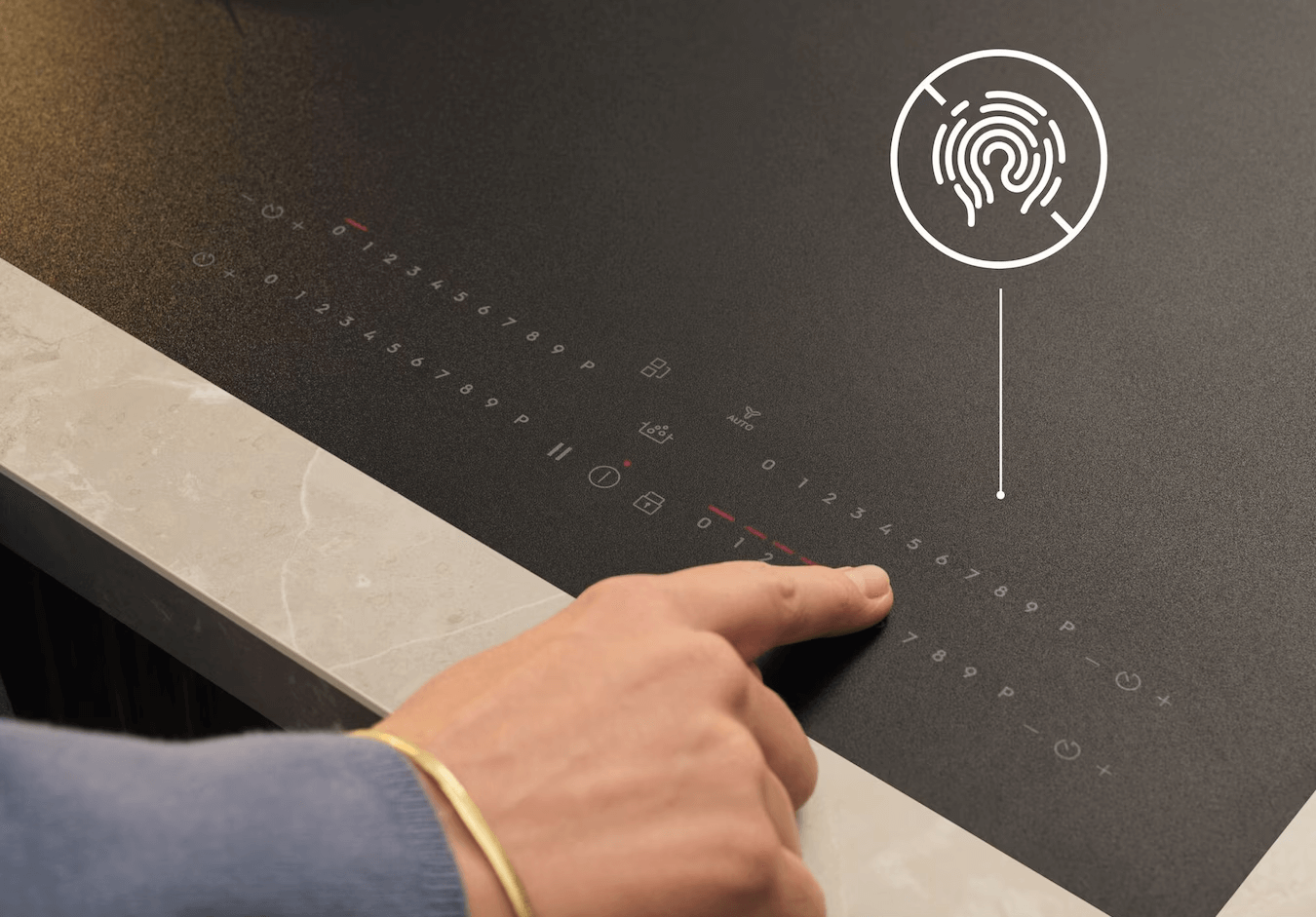 Gebruiker activeert de Electrolux EIS87553IZ inductiekookplaat met touch slider bediening