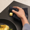 Schoonmaken van de matte Electrolux EIS87553IZ inductiekookplaat met een doek