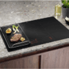 Electrolux EIS87553IZ inductiekookplaat met grillplaat en groenten op het kookoppervlak