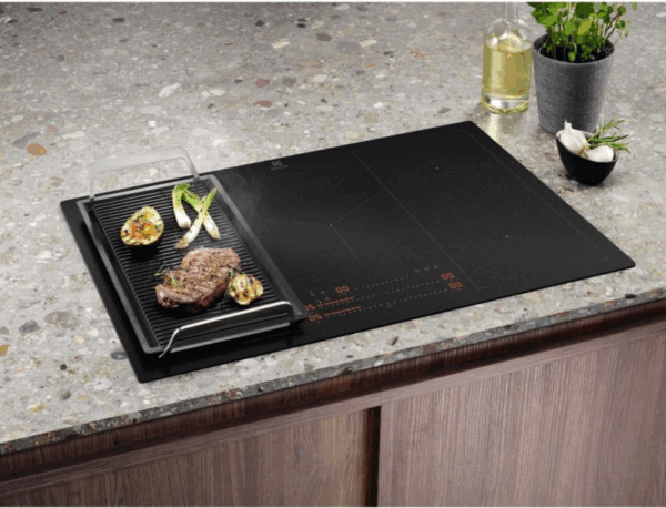 Electrolux EIS87553IZ inductiekookplaat met grillplaat en groenten op het kookoppervlak