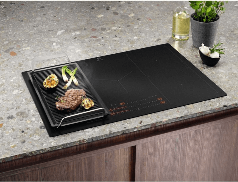 Electrolux EIS87553IZ inductiekookplaat met grillplaat en groenten op het kookoppervlak