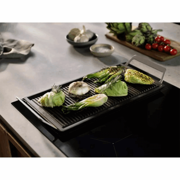 Grillen van groenten op grillplaat boven de Electrolux EIS87553IZ inductiekookplaat