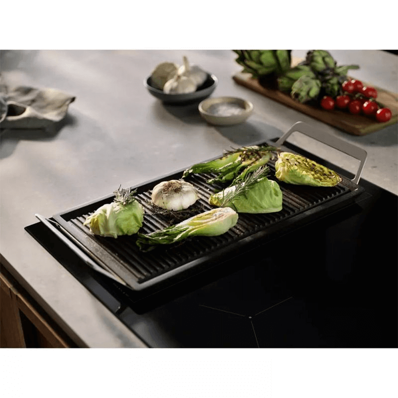 Grillen van groenten op grillplaat boven de Electrolux EIS87553IZ inductiekookplaat