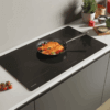 Geïntegreerde Hoover HIFS954SC inductiekookplaat in moderne keuken met witte werkblad