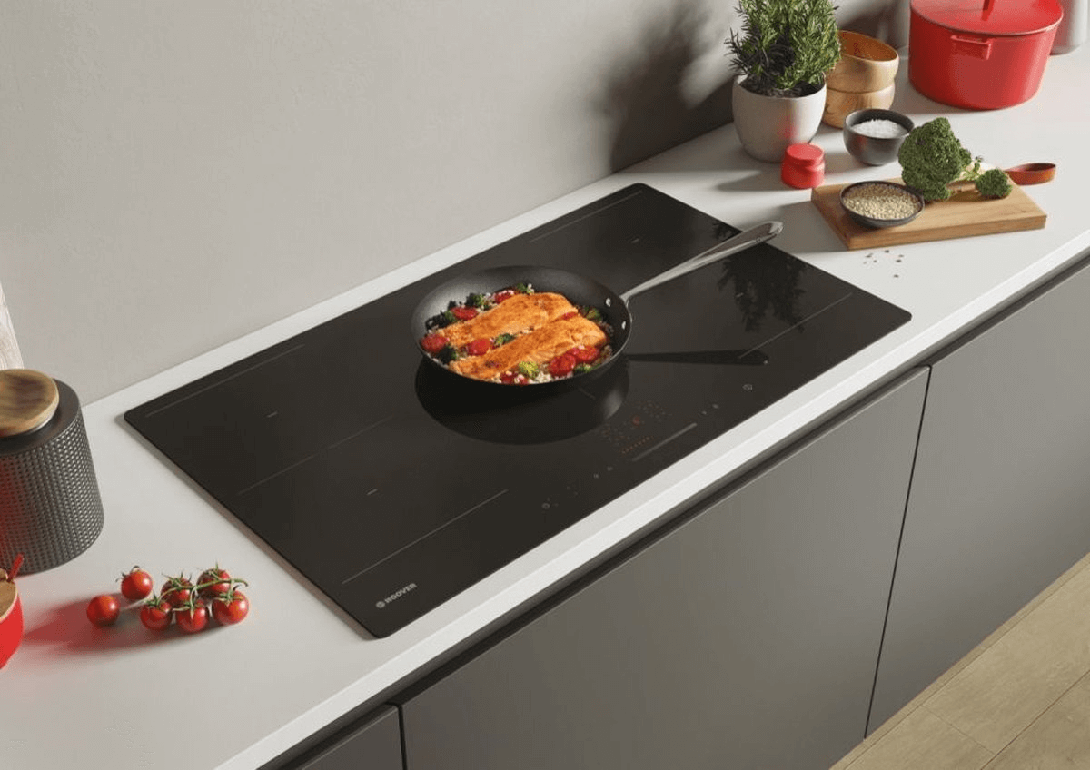 Geïntegreerde Hoover HIFS954SC inductiekookplaat in moderne keuken met witte werkblad