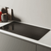 Hoover HIFS954SC inductiekookplaat in zwart glas, stijlvol ingebouwd op wit aanrechtblad