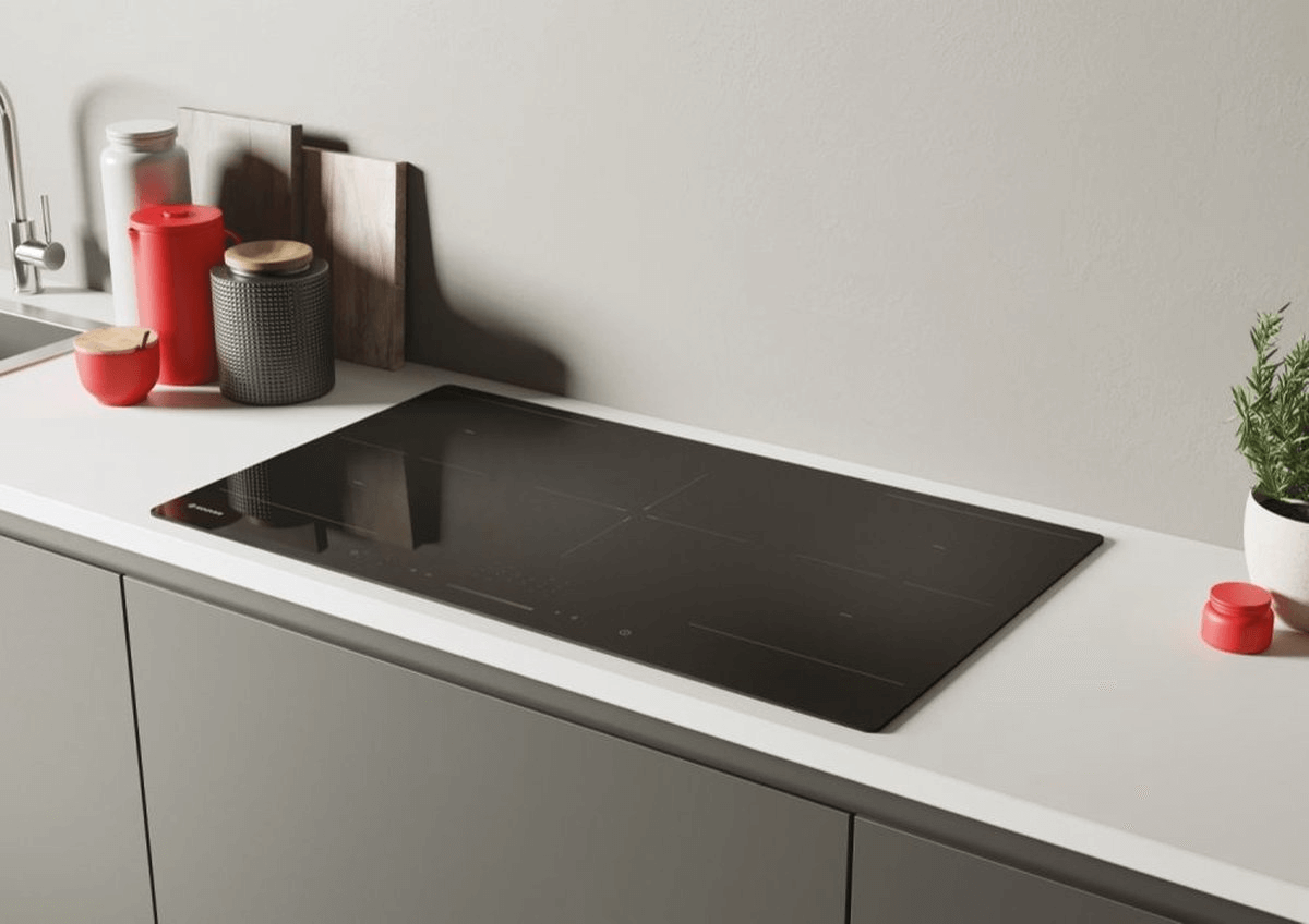 Hoover HIFS954SC inductiekookplaat in zwart glas, stijlvol ingebouwd op wit aanrechtblad