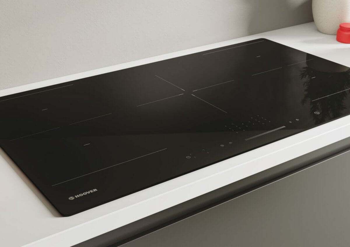 Detailopname Hoover HIFS954SC inductiekookplaat met sliderbediening en vijf kookzones