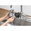 Schoonmaken van het filter van de Electrolux KEMC8320L vaatwasser onder de kraan