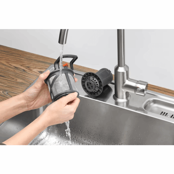 Schoonmaken van het filter van de Electrolux KEMC8320L vaatwasser onder de kraan