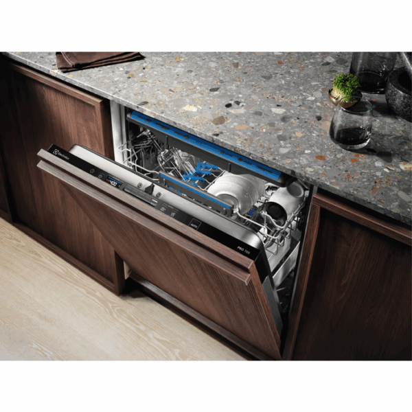 Electrolux KEMC8320L volledig geïntegreerde vaatwasser opengetrokken in moderne keuken