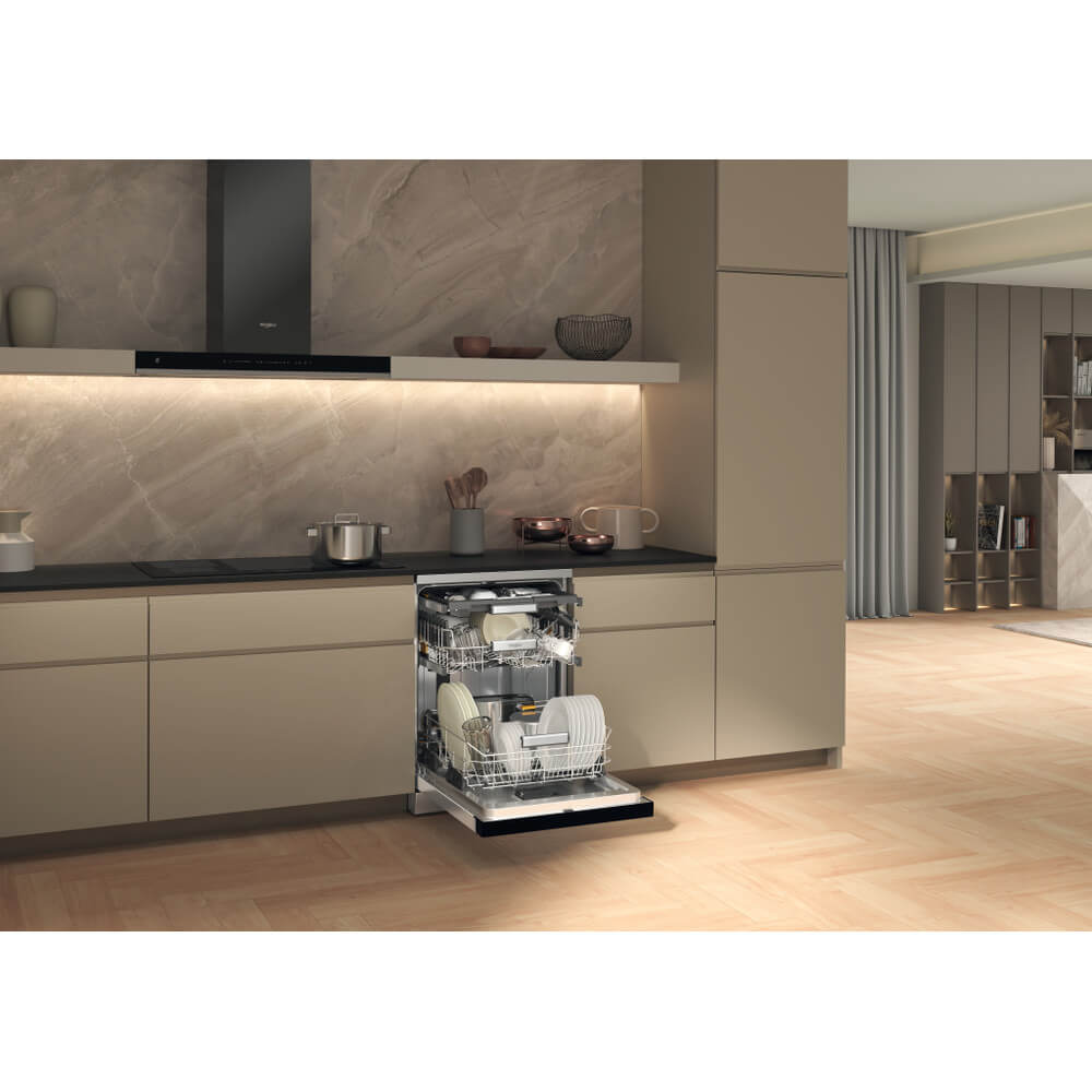 Whirlpool W7FHS51X vaatwasser volledig geopend in moderne keuken, toont ruimte voor 15 couverts