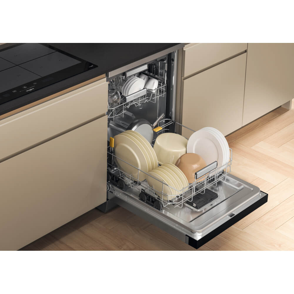 Onderste lade van Whirlpool W7FHS51X vaatwasser gevuld met borden en pannen voor 15 couverts