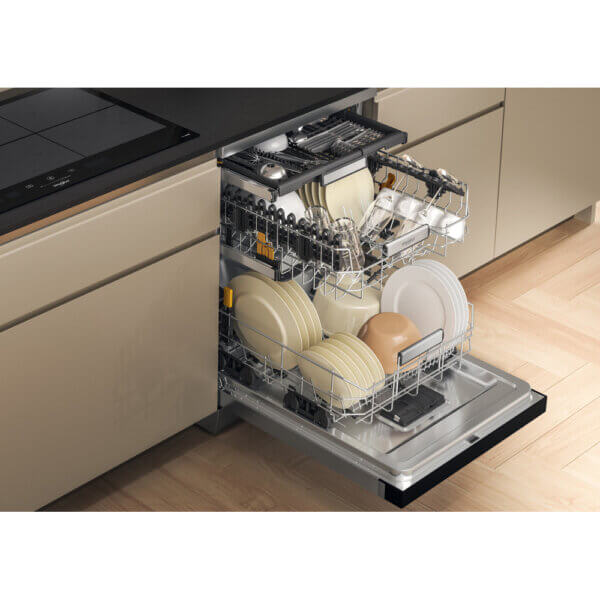 Whirlpool W7FHS51X volledig geladen vaatwasser met borden, glazen en bestek in moderne keuken