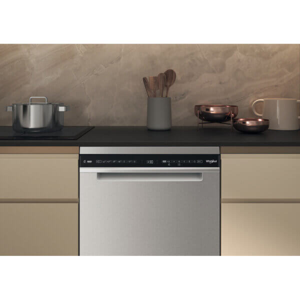 Vrijstaande Whirlpool vaatwasser W7FHS51X geïntegreerd in luxe keukenomgeving
