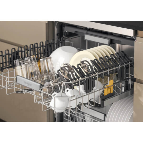 Besteklade en bovenrek van Whirlpool W7FHS51X voor veilige reiniging van breekbare glazen