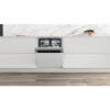 Whirlpool WB 6020 P X half-geïntegreerde inbouwvaatwasser in moderne keuken, gedeeltelijk geopend met zicht op het interieur