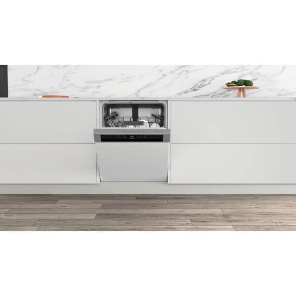 Whirlpool WB 6020 P X half-geïntegreerde inbouwvaatwasser in moderne keuken, gedeeltelijk geopend met zicht op het interieur