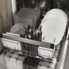 Binnenkant van de Haier XI 6C3D0FB vaatwasser met volledig gevulde onderste lade, inclusief servies, bestekmand en borden – toont royale capaciteit van 16 couverts en slimme indeling.